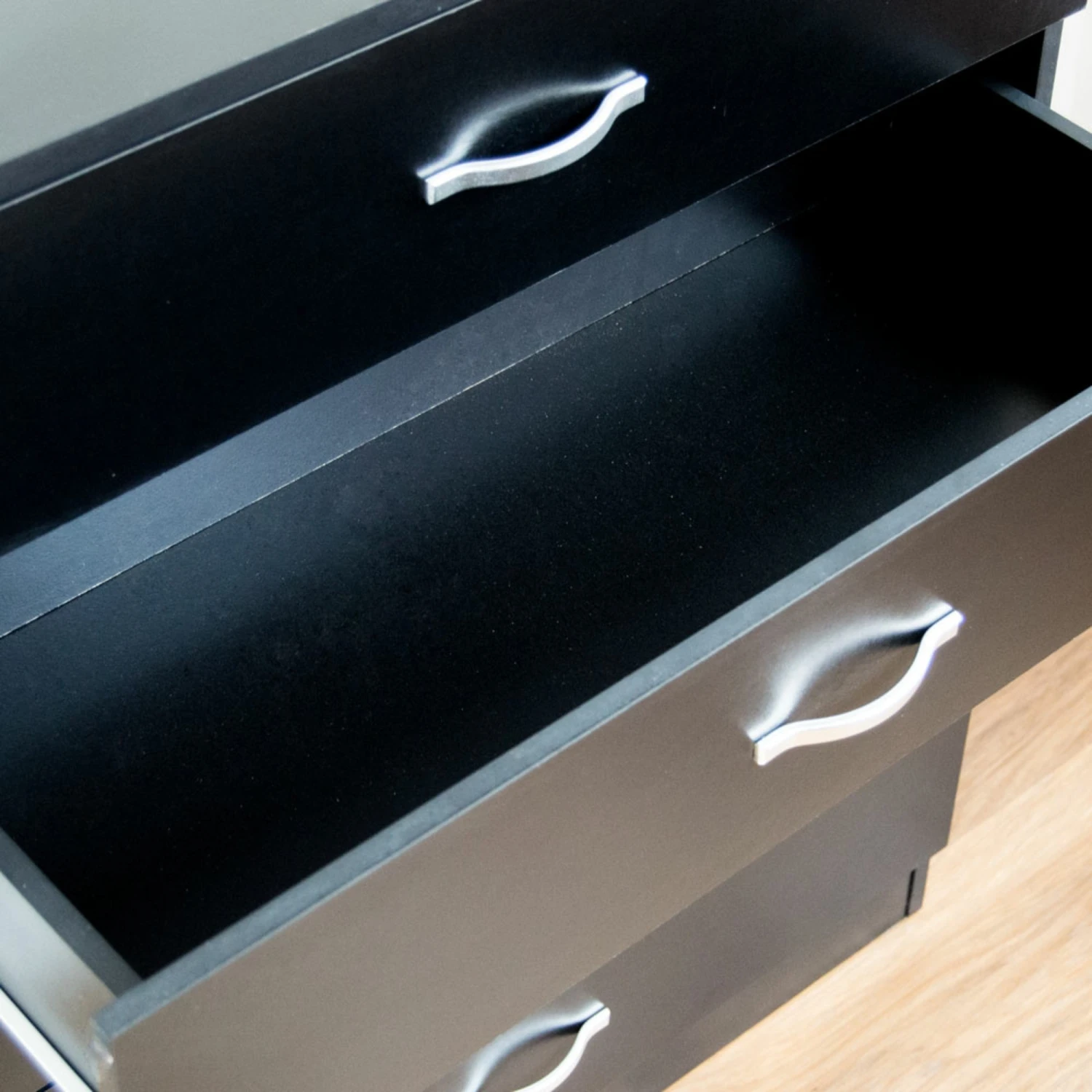 Riano Black 5 Drawer Chest 7 Riano Black 5 Drawer Chest - Image 5